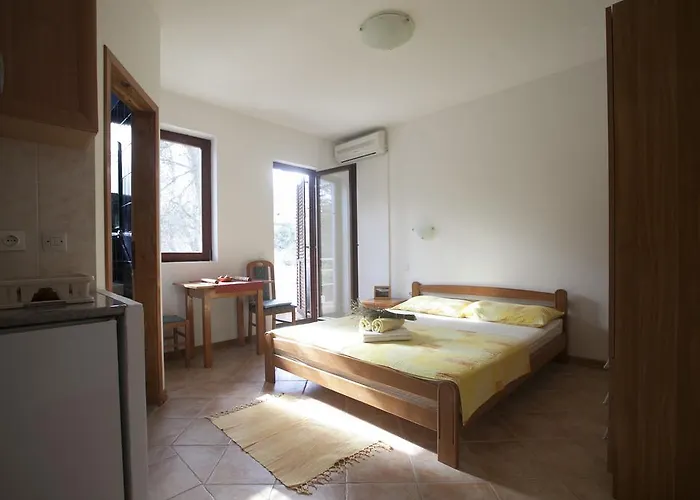Apartment Pinus Vrboska